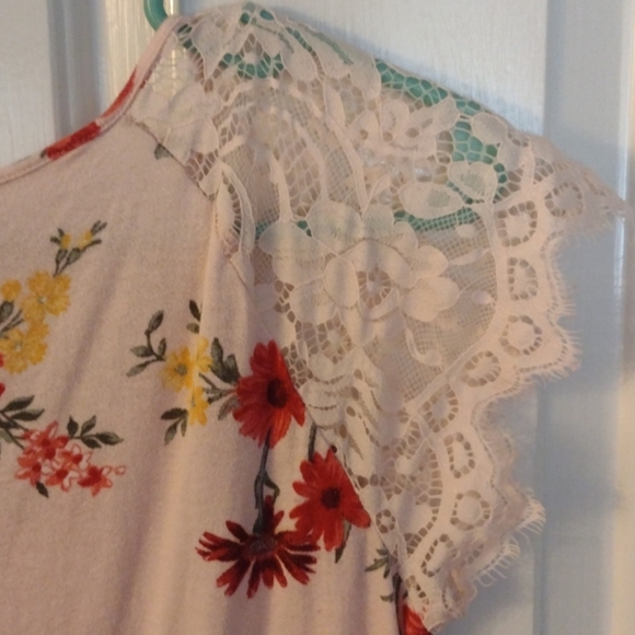 Pink flower shirt - Picture 5 of 6